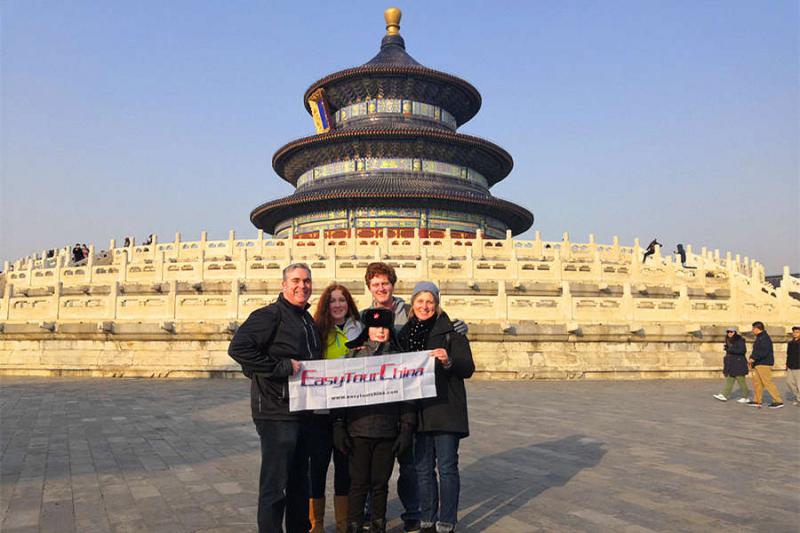 Clients visit Temple of Heaven in winter