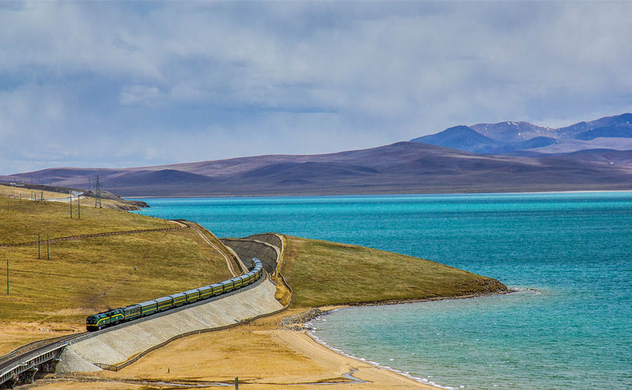 Take Xining to Lhasa train for breathtaking lake views