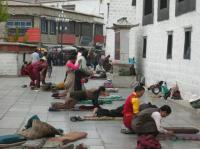 tibetan people praying