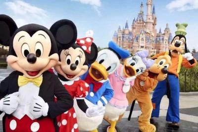 Shanghai Disneyland Characters Welcome Tourists