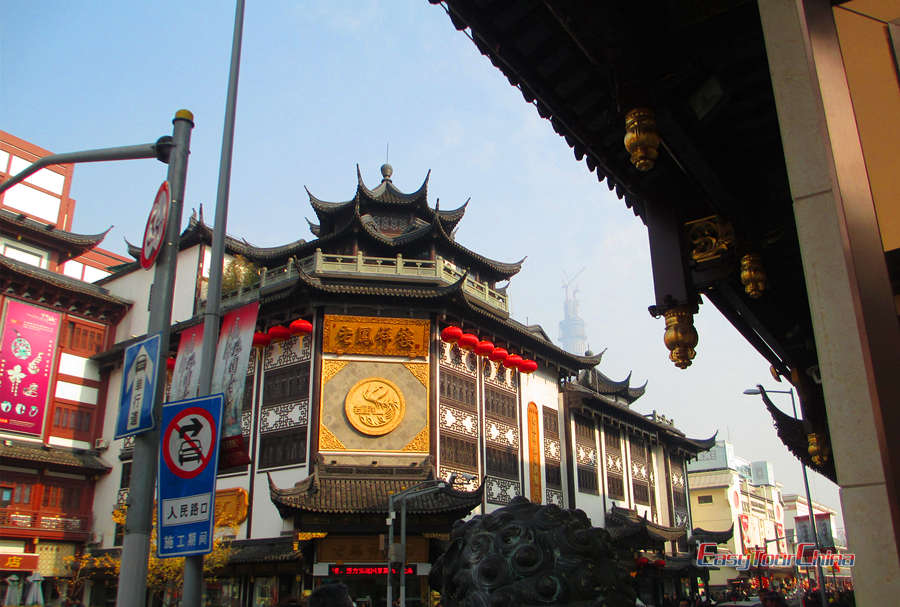 Discover the old street around Shanghai Yuyuan Market