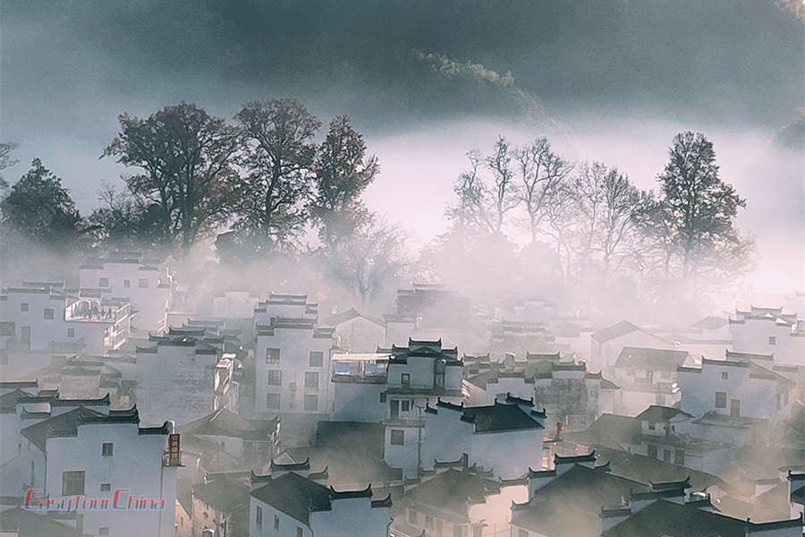 See the stone city of Wuyuan in the morning mist