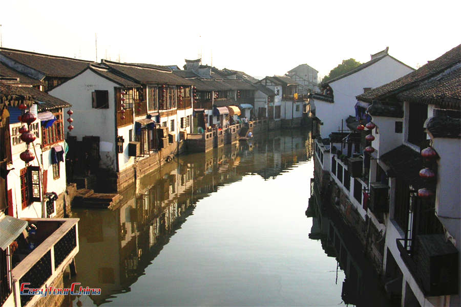 Take a boat cruise Zhuajiajiao Water Town to see ancient dwellings